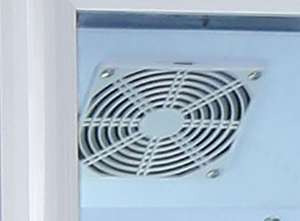 Närbild på fläkt i taket av Cool Head DC 105C kylskåp