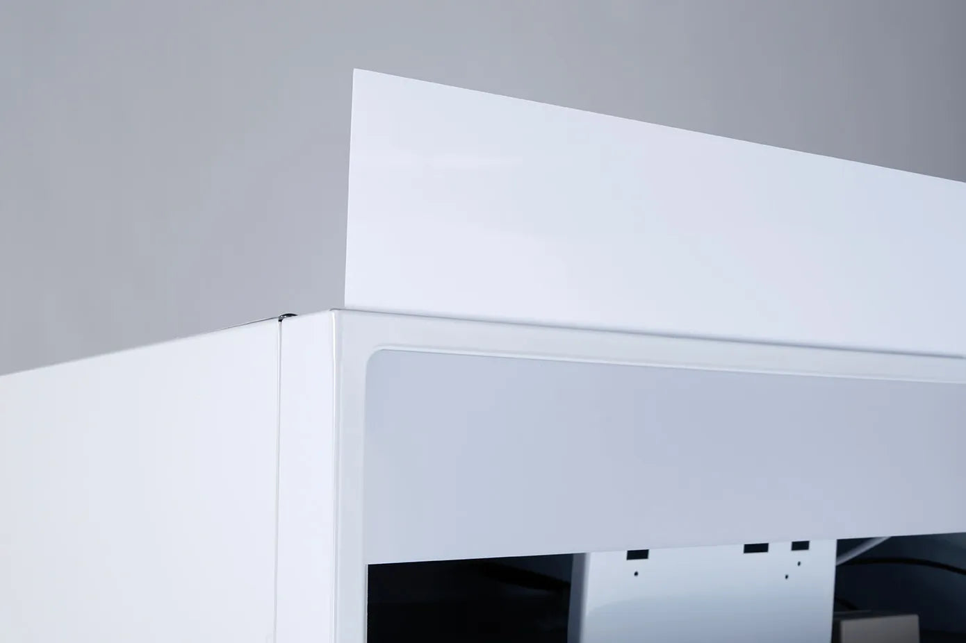 Cool Head DC 350CF Displaykyl 360 L, invändig vy med blått ljus som lyser upp hyllor med kylda varor