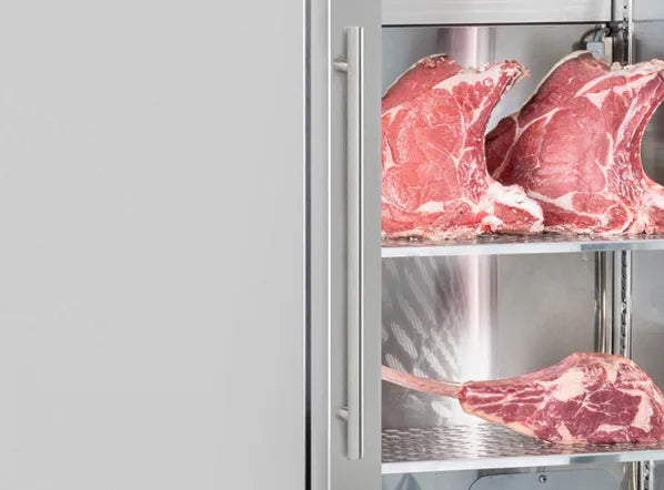 Cool Head QM 368 Dry aging-skåp 293 L, närbild på fötter eller nedre del av produkten