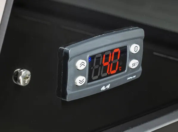 Cool Head RS 80 Kyldisk Ventilerad, närbild med fokus på hyllor med kylda varor