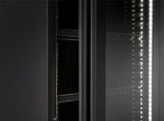 Cool Head TW 390B Displaykyl 350 L, ytterligare invändig vy som visar hyllor med kylda varor