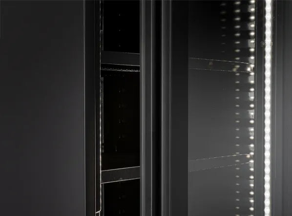 Cool Head TW 390B Displaykyl 350 L, ytterligare invändig vy som visar hyllor med kylda varor