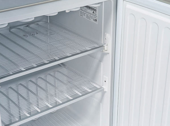 Metallhyllor på insidan av Cool Head CNG 2