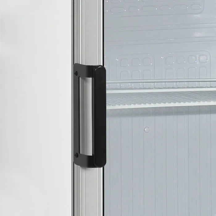 Handtag på glasdörren till Tefcold FS1220 Displaykyl i svart plast.