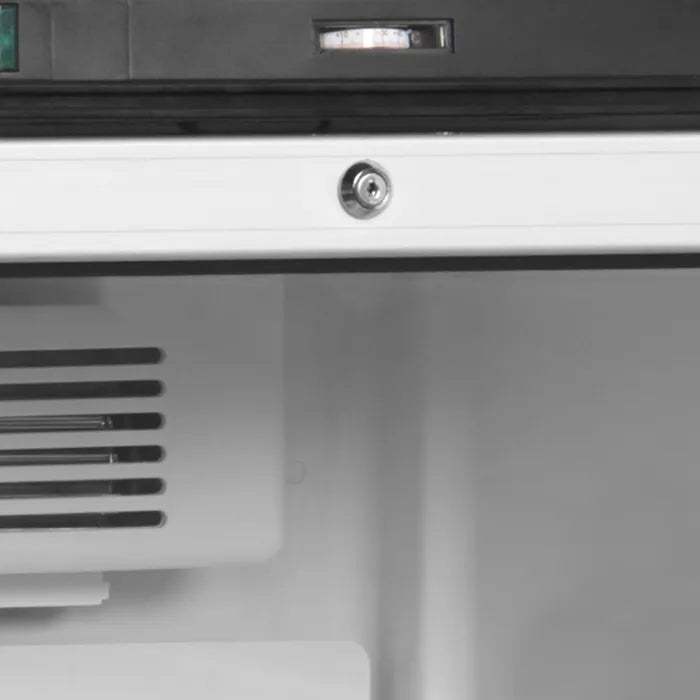 Låsdetalj och ventilationsgaller på Tefcold FS1220 Displaykyl.