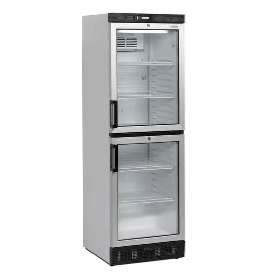 TEFCOLD FS2380 Dryckeskyl med dubbla glasdörrar och flera hyllor.