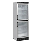 Tefcold FS2380 Displaykyl med dubbla glasdörrar och flera hyllor.
