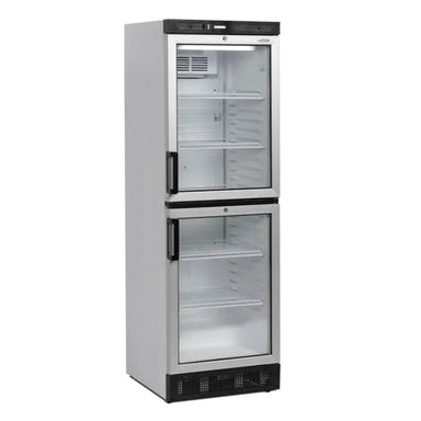 Tefcold FS2380 Displaykyl med dubbla glasdörrar och flera hyllor.