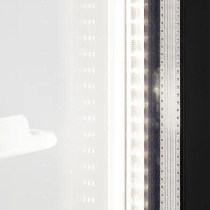 Detaljbild på LED-lister i dörrkarmen på TEFCOLD FS890H Displaykyl