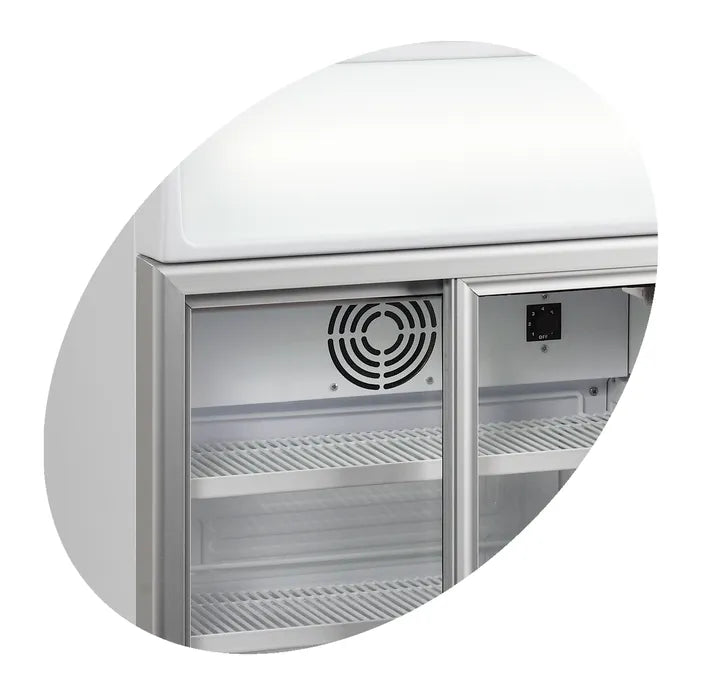 Invändig fläkt och hyllor i Tefcold FSC100 Displaykyl.