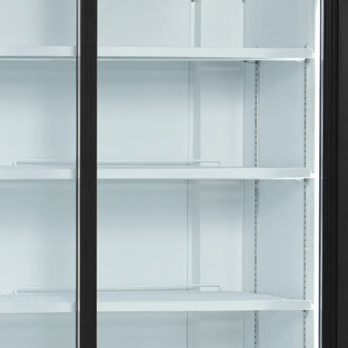 Närbild på flera hyllor i TEFCOLD FSC1200S Displaykyl