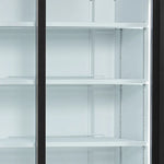 Närbild på flera hyllor i Tefcold FSC1200S Displaykyl