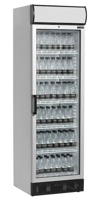 Tefcold FSC1380 med glasdörr och flera hyllor, fylld med vattenflaskor.
