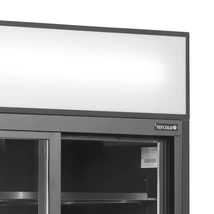Övre högra hörnet med hyllor i TEFCOLD FSC891S Displaykyl