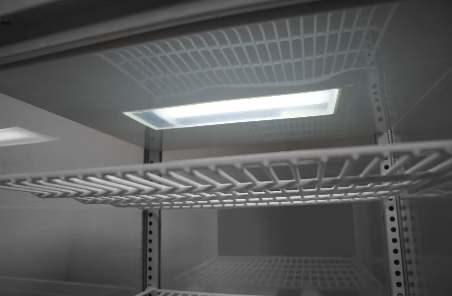 Insida av HENDI 98 L kylmonter med hyllor och LED-belysning