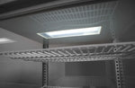 Insida av HENDI 98 L kylmonter med hyllor och LED-belysning