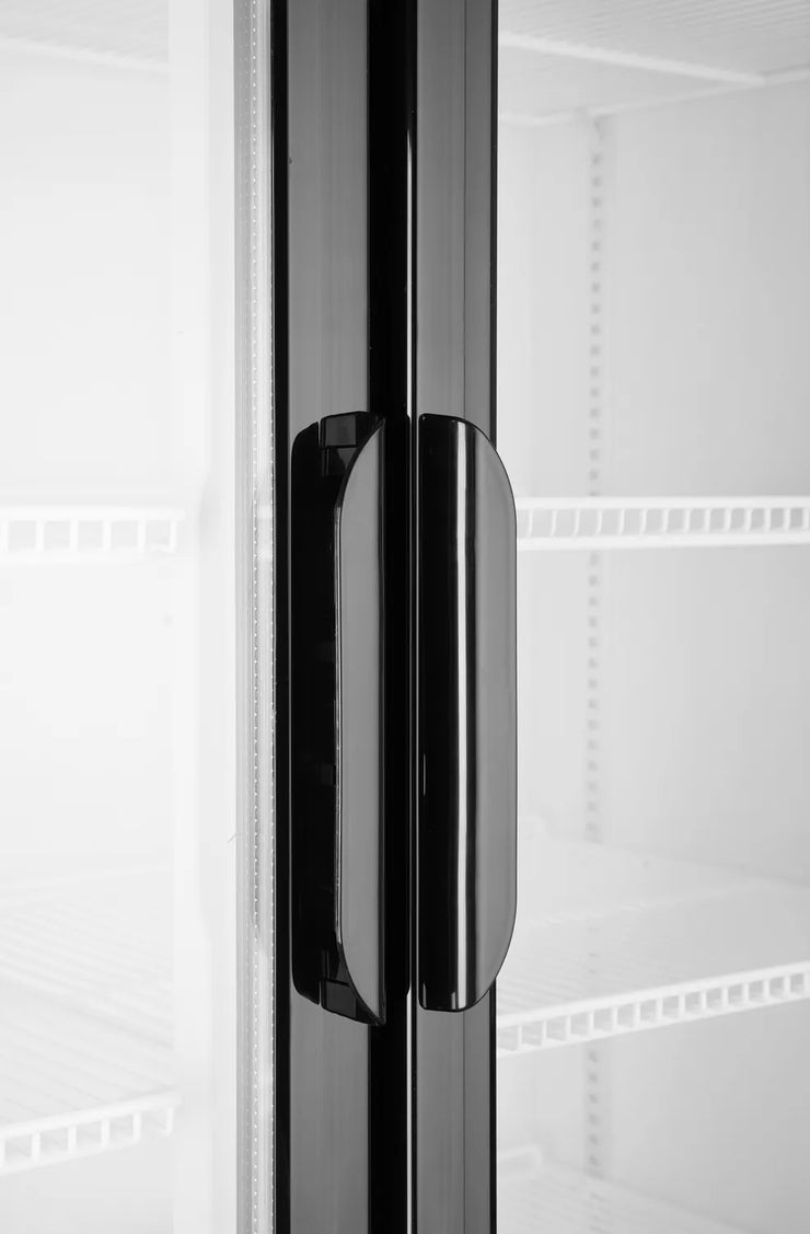 Handtag på dubbla glasdörrar, greppvänlig design på HENDI displaykyl 643 L.