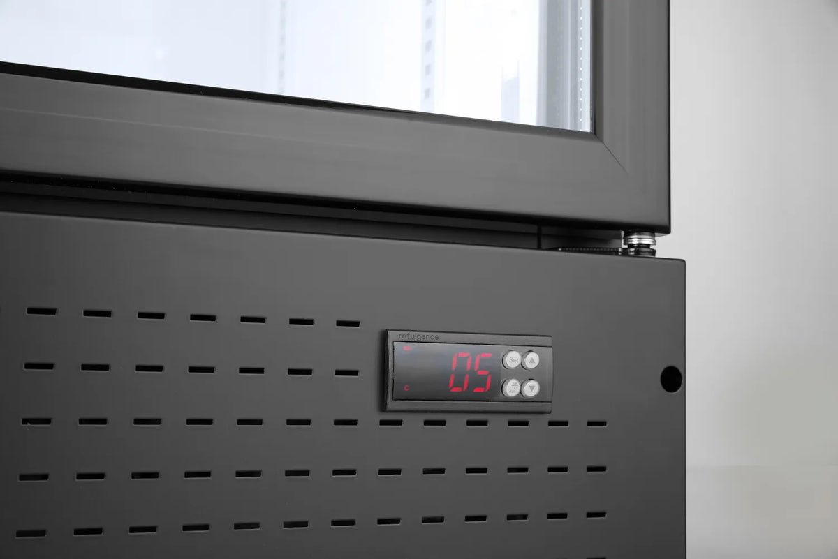 Digital temperaturdisplay på framsidan av HENDI displaykyl 643 L, tydlig styrpanel.