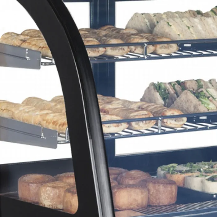 Fyllda hyllor med bakverk och smörgåsar i TEFCOLD LCT900C Kylmonter