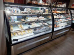 TEFCOLD LPD900C Kylmonter fylld med smörgåsar och dryck i butiksmiljö.