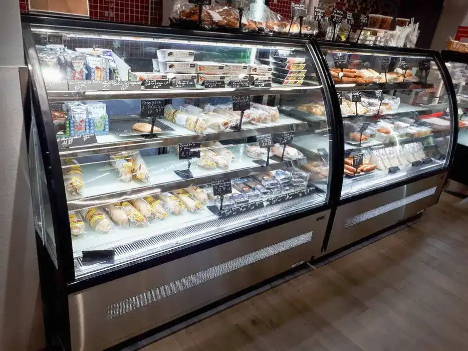 Tefcold LPD900C Kylmonter fylld med smörgåsar och dryck i butiksmiljö.