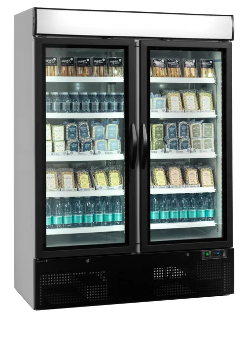 TEFCOLD NC5000G Displaykyl med dryckesflaskor och färdigrätter bakom dubbla glasdörrar.