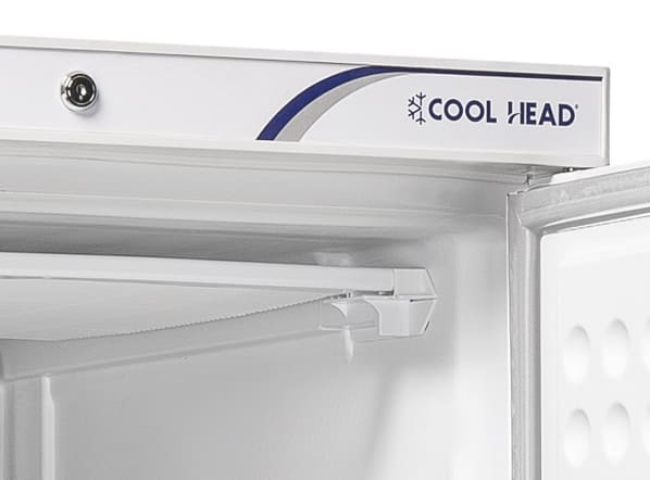 Detalj av dörröverkant med logotyp på Cool Head QNG 400 Displayfrys.