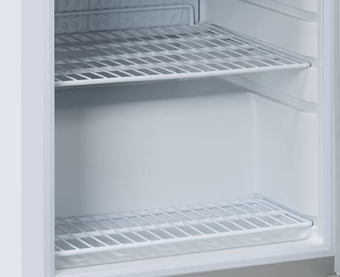 Närbild på trådhyllor i det invändiga kylutrymmet på Cool Head QRG 200