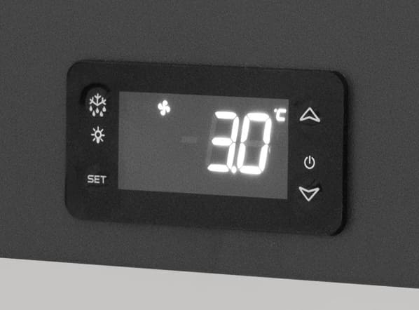 Digital kontrollpanel på Cool Head RG 800 med temperaturvisning i Celsius och inställningsknappar.