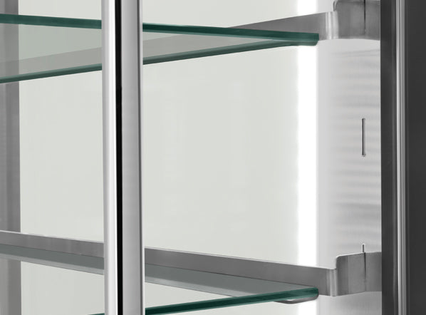 Interiörvy av Cool Head RG 800 med glashyllor och LED-belysning längs sidorna.