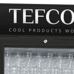 Toppskylt med logotyp på Tefcold SCU1280CP Displaykyl fylld med flaskor