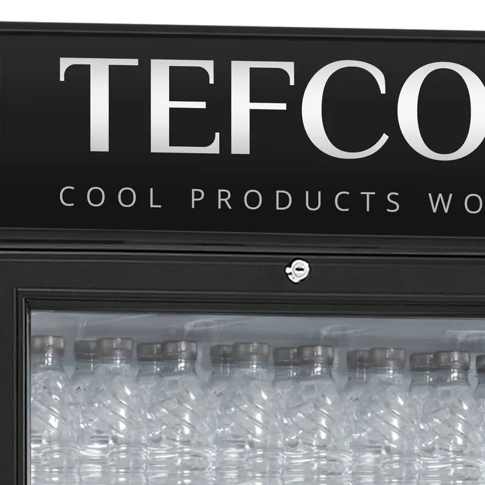 Toppskylt med logotyp på Tefcold SCU1280CP Displaykyl fylld med flaskor