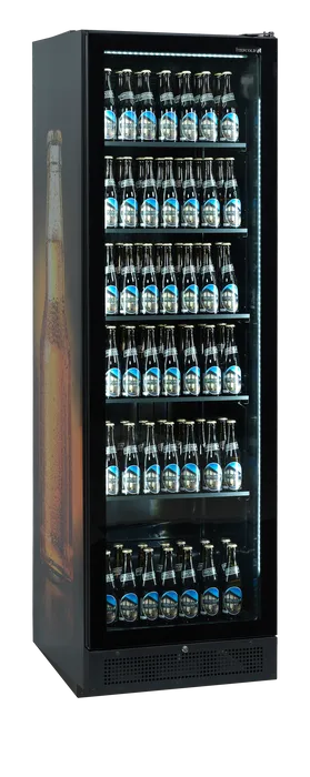 TEFCOLD SCU1425H Dryckeskyl fylld med ölflaskor och flaskdekor på sidan.