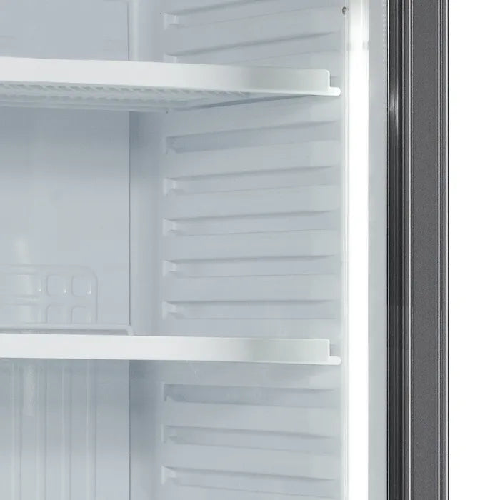 Närbild av invändiga hyllor i TEFCOLD SCU 1450 CP, visar robust konstruktion och justerbarhet.