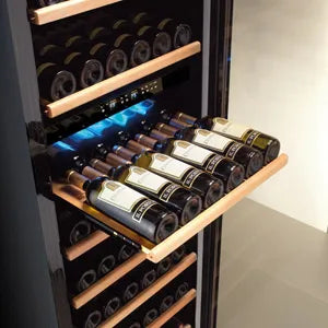 Sirman MONFERRATO Vinkyl 450 L, ytterligare invändig vy som visar hyllor med vinflaskor