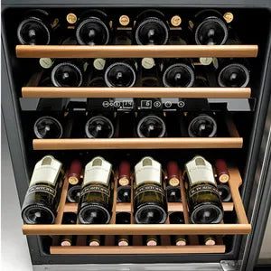 Sirman SOAVE Vinkyl 150 L, ytterligare invändig vy som visar hyllor med vinflaskor