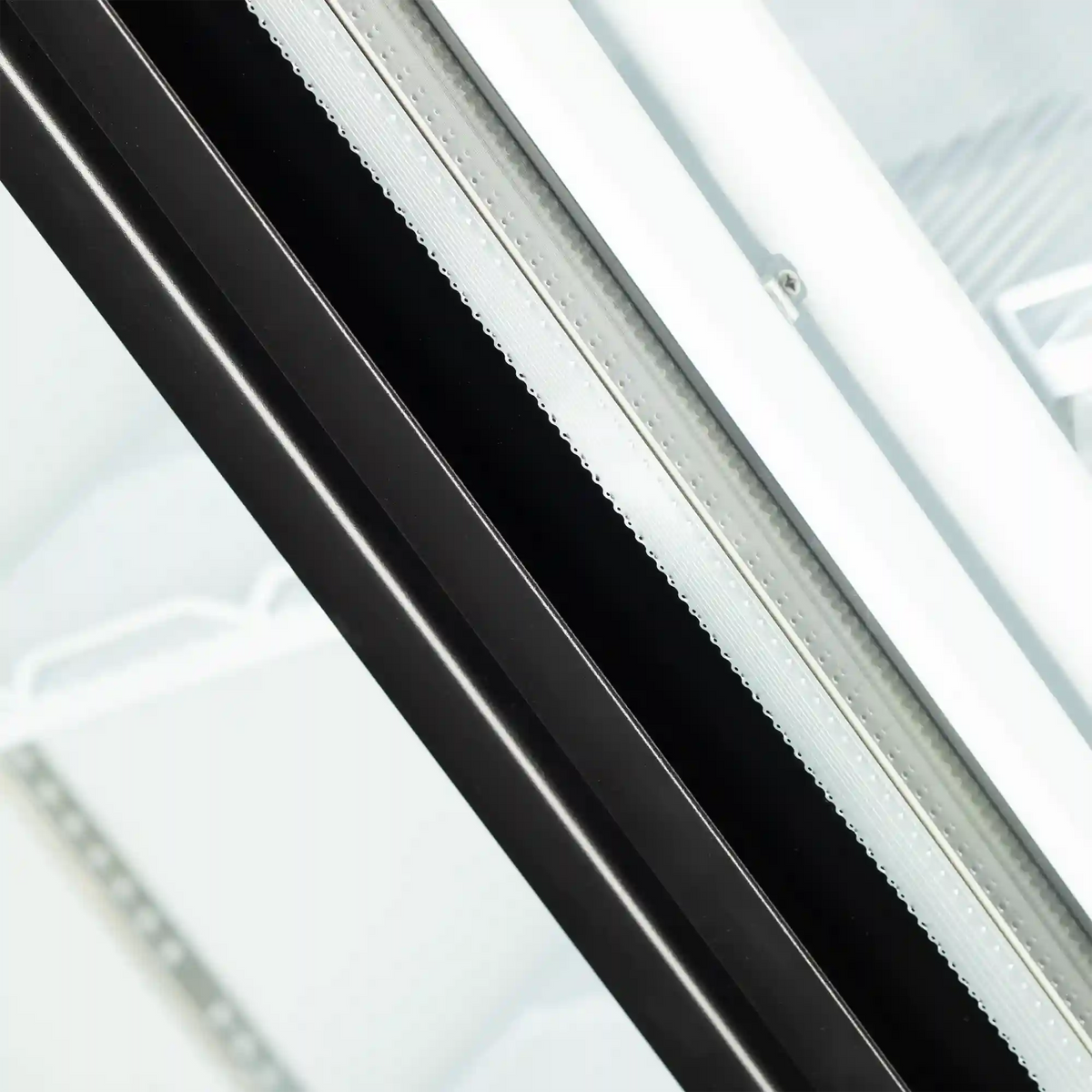 Dörrlist och LED-ljus i TEFCOLD Atom Maxi C3DB displaykyl