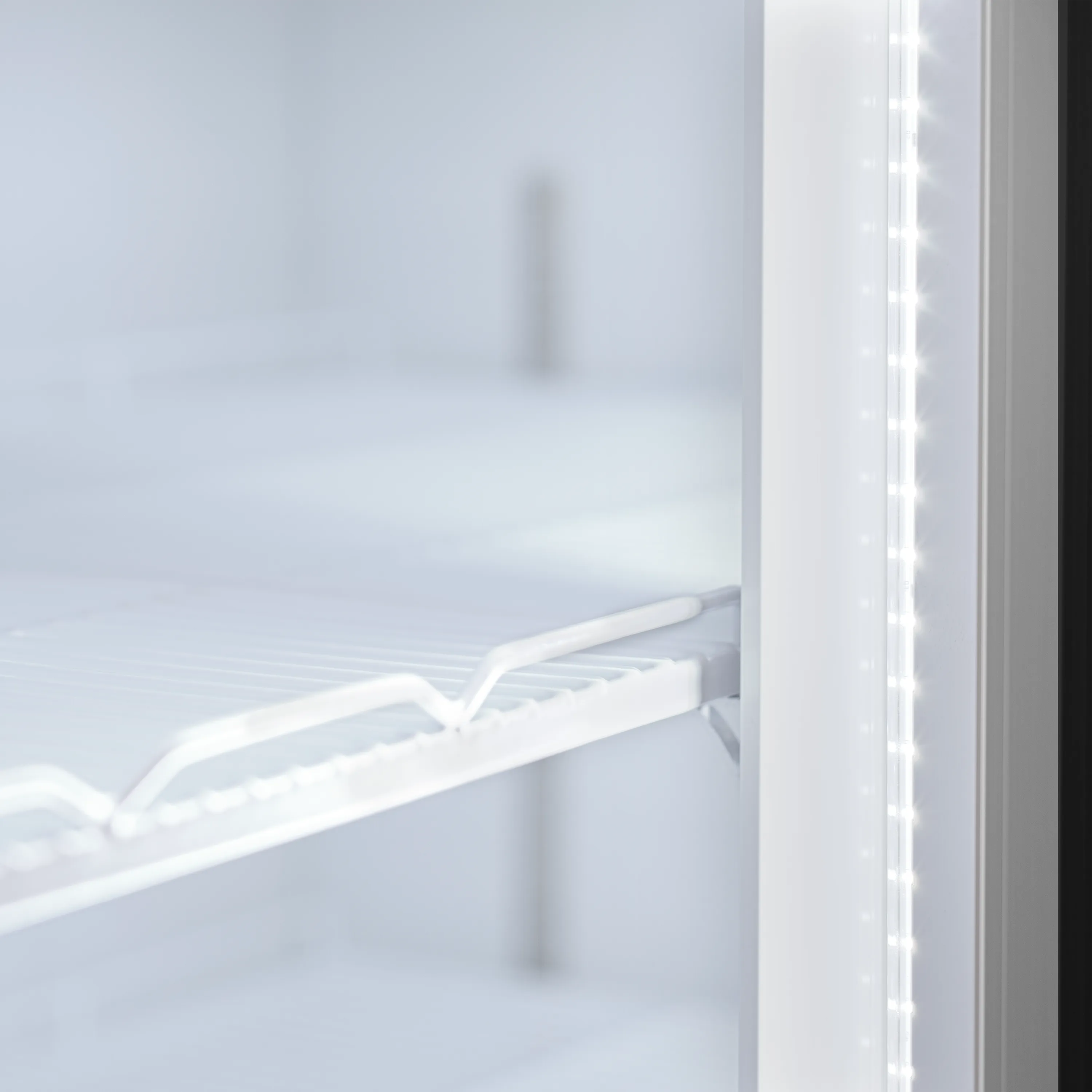 Justerbar hylla och LED-belysning i Tefcold Atom Maxi C3DB displaykyl