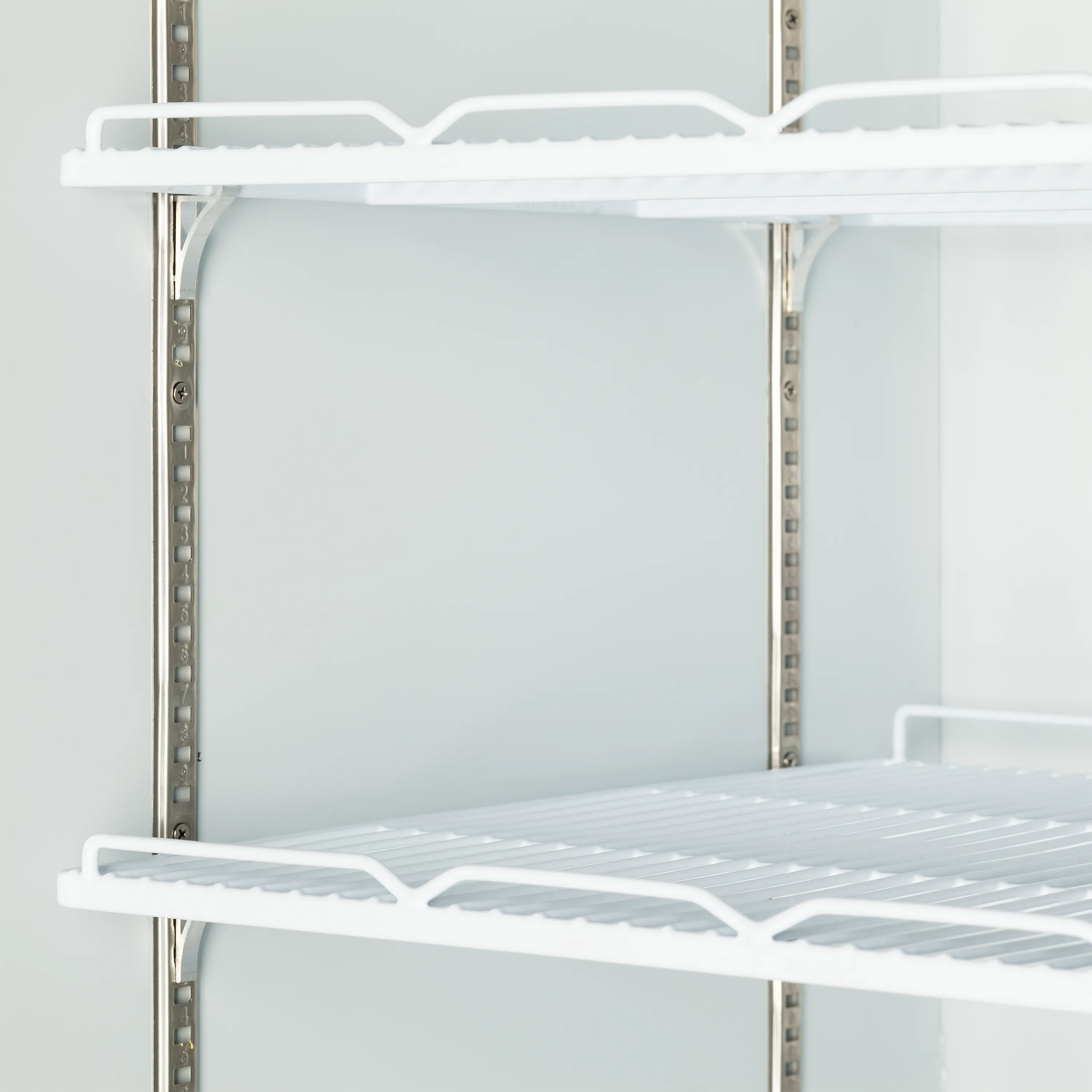 Justerbara hyllskenor i Tefcold Atom Maxi C3DB displaykyl