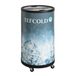 TEFCOLD BTA54-B1 Partykyl 54 L, närbild som visar hyllor med flaskor i blått LED-sken