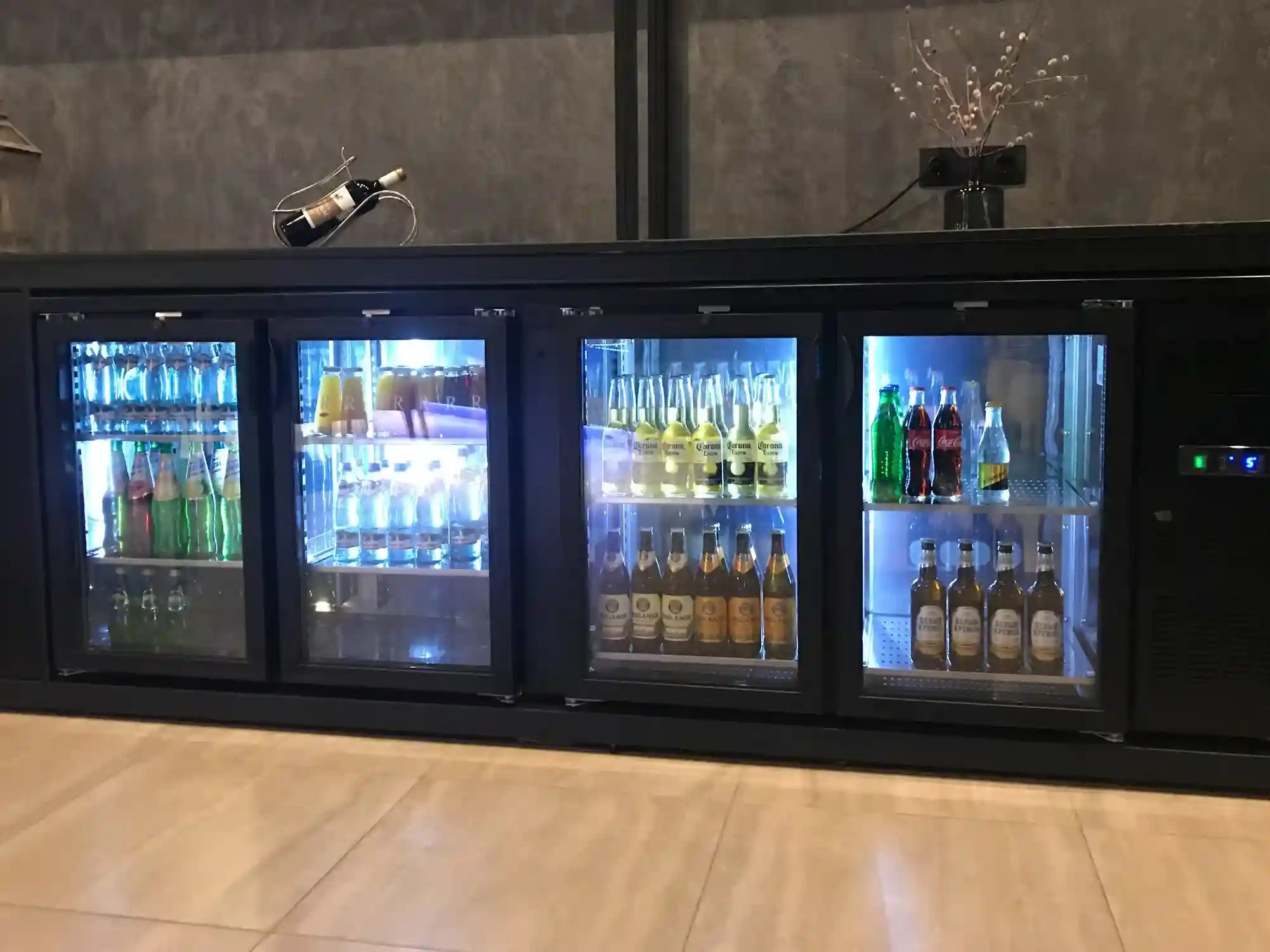 TEFCOLD CBC410G Barkyl 630 L, närbild inifrån med blå LED-belysning och hyllor med flaskor synliga