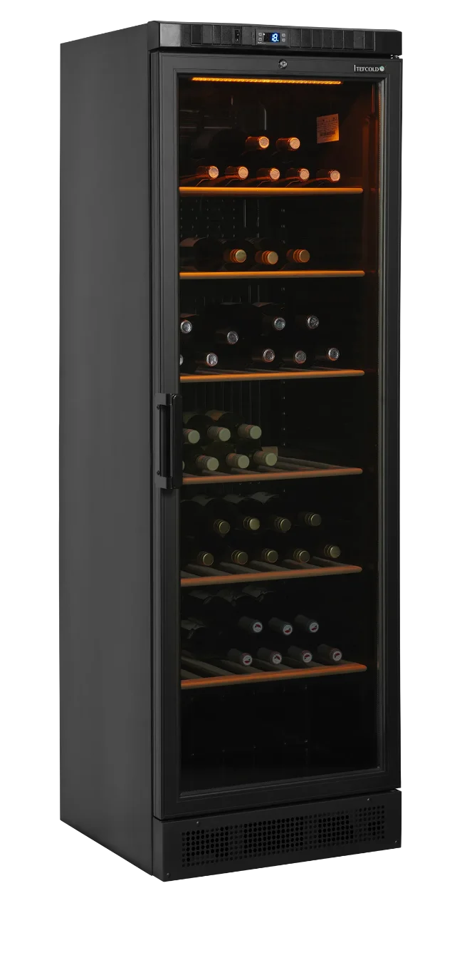 TEFCOLD CPV1380E Vinkyl 372 L, närbild med fokus på hyllor med vinflaskor