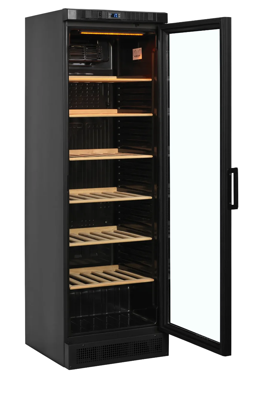 TEFCOLD CPV1380E Vinkyl 372 L, ytterligare invändig vy som visar hyllor med vinflaskor