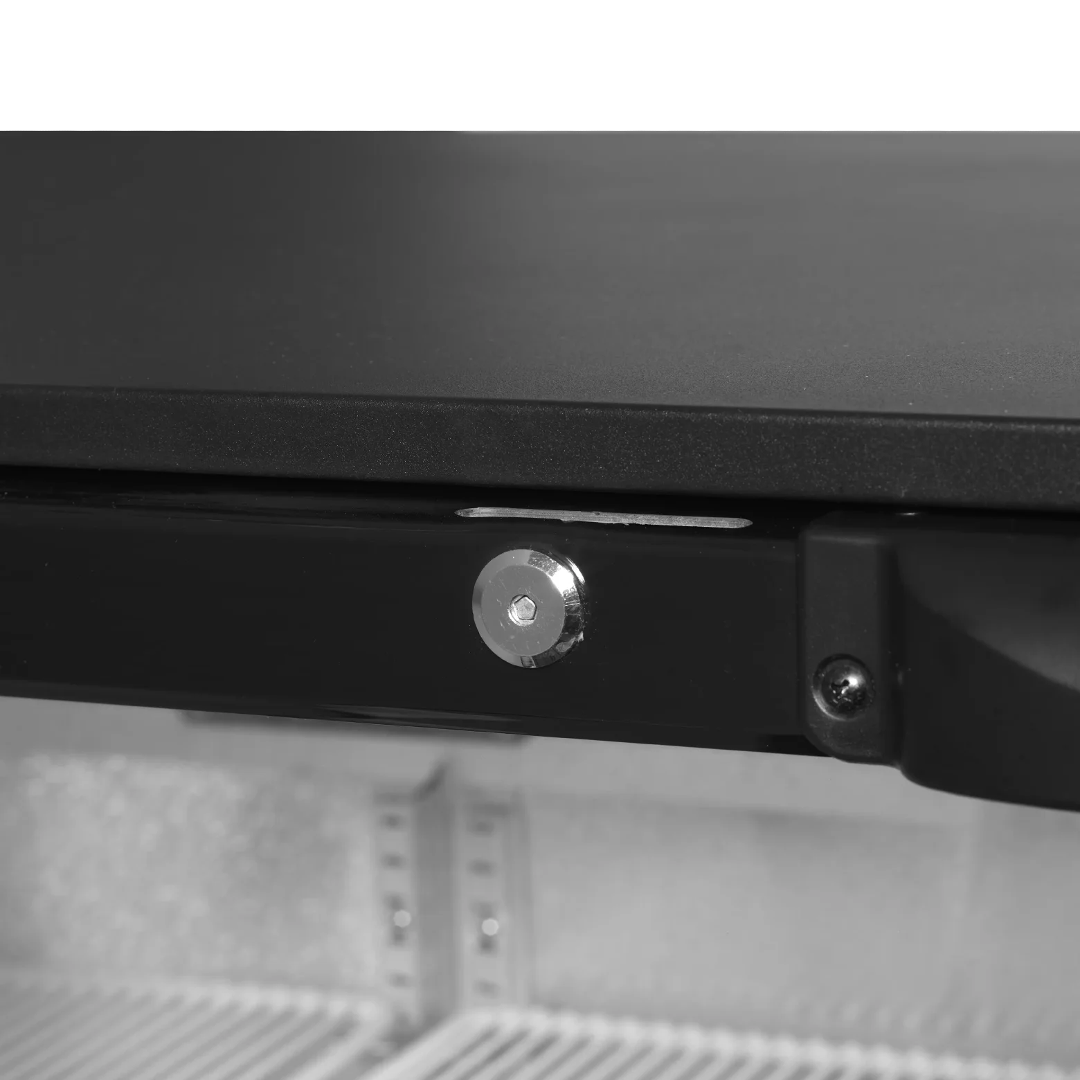 TEFCOLD DB301H-3 Barkyl 300 L, invändig detaljvy av hyllor med flaskor