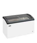 TEFCOLD FOCUS 131 Frysbox 352 L, sedd rakt framifrån mot vit bakgrund