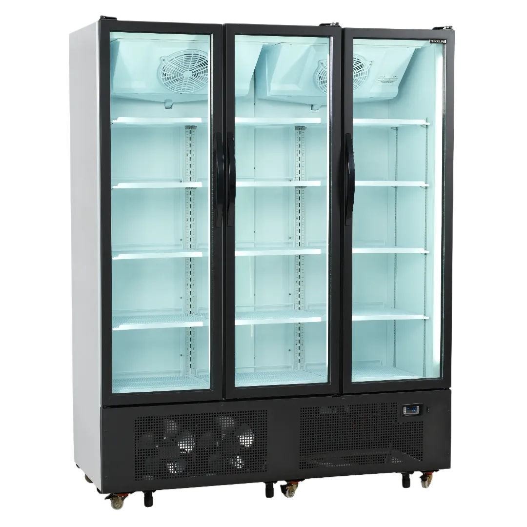 TEFCOLD FS1600H displaykyl med tre glasdörrar och tomma justerbara hyllor.