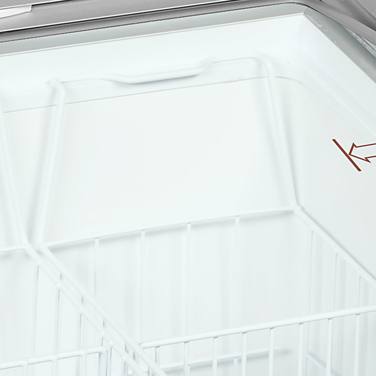 TEFCOLD IC202SCEB Frysbox 176 L, sedd i tre kvarts vinkel mot vit bakgrund