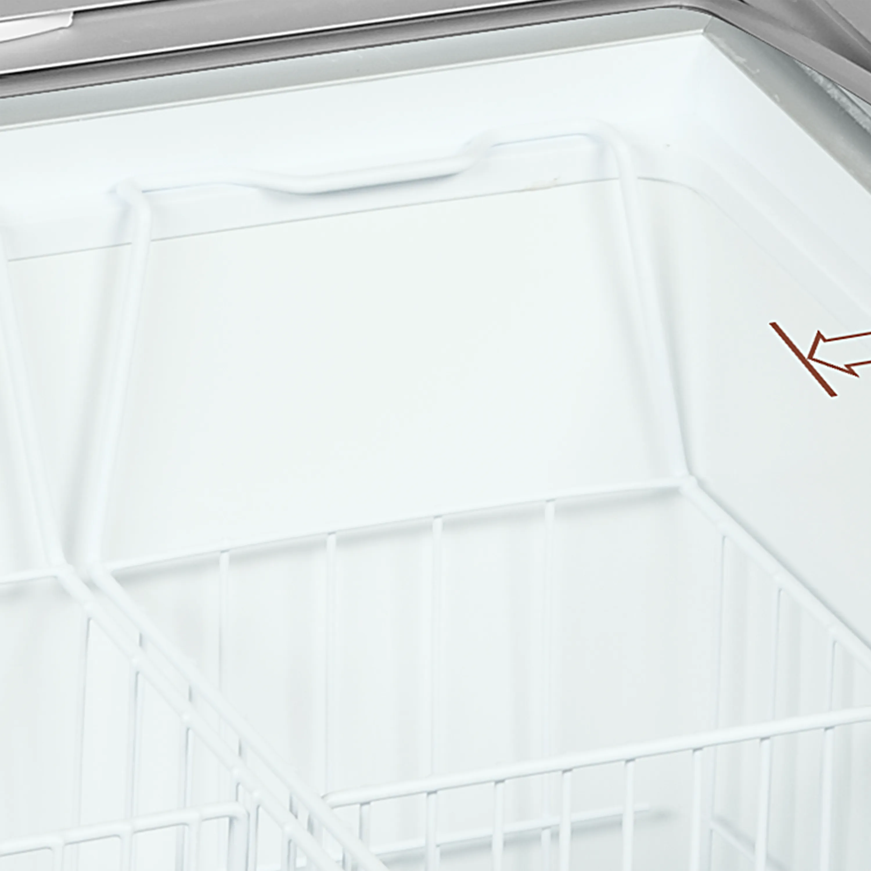 TEFCOLD IC302SCEB Frysbox 286 L, sedd i tre kvarts vinkel mot vit bakgrund