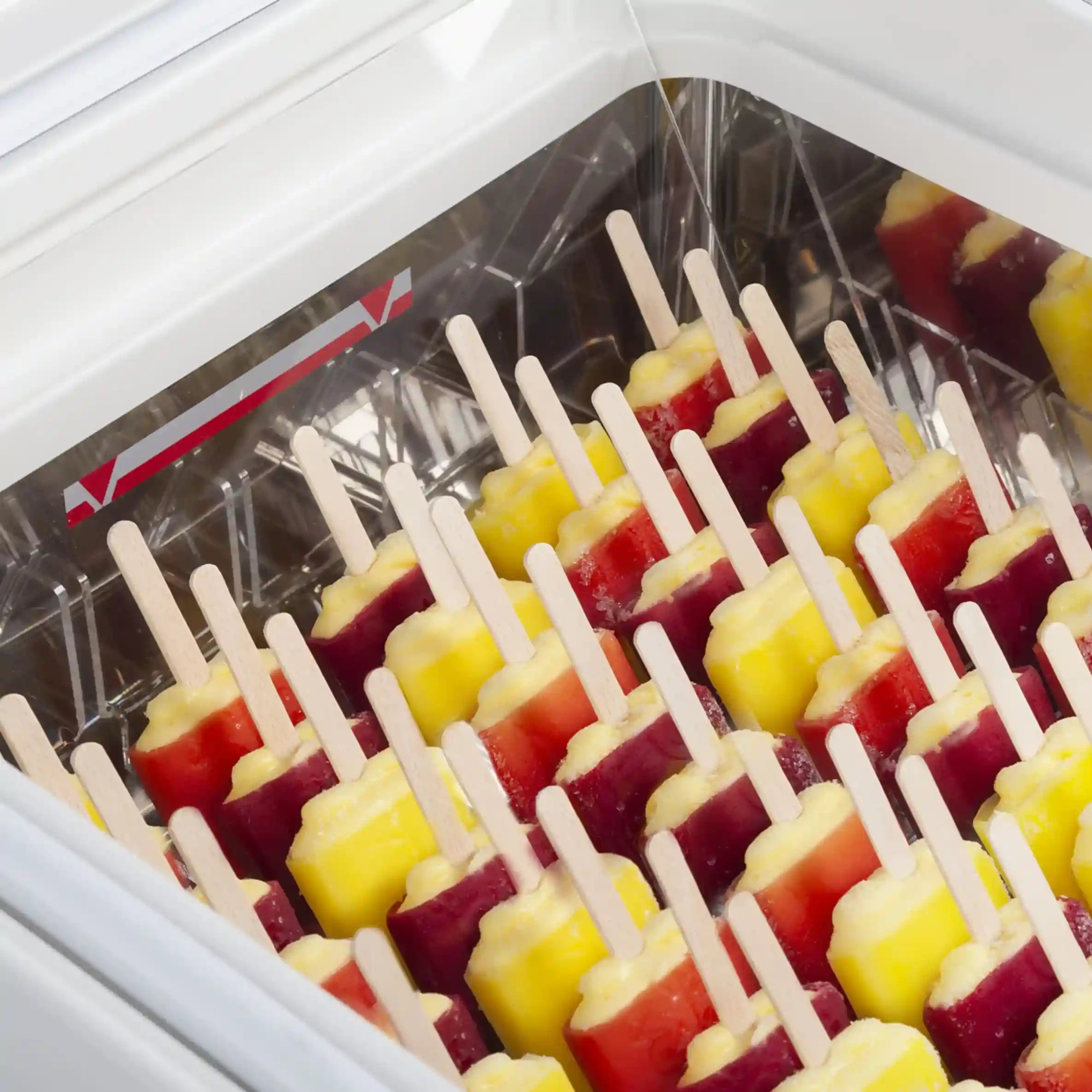 TEFCOLD ICE2 Glassfrys 28 L, närbild på fötter eller nedre del av produkten