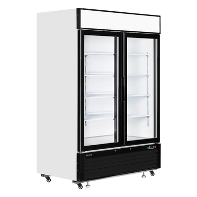Fristående vit TEFCOLD LGC5000B Displaykyl med dubbla glasdörrar.